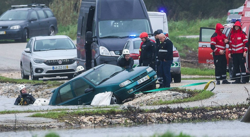 Imagem de Carro e corpos de casal desaparecido em Montemor-o-Velho retirados do rio