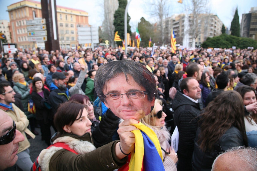 Os protestos pela detenção de Carles Puigdemont fizeram quase uma centena de feridos 
