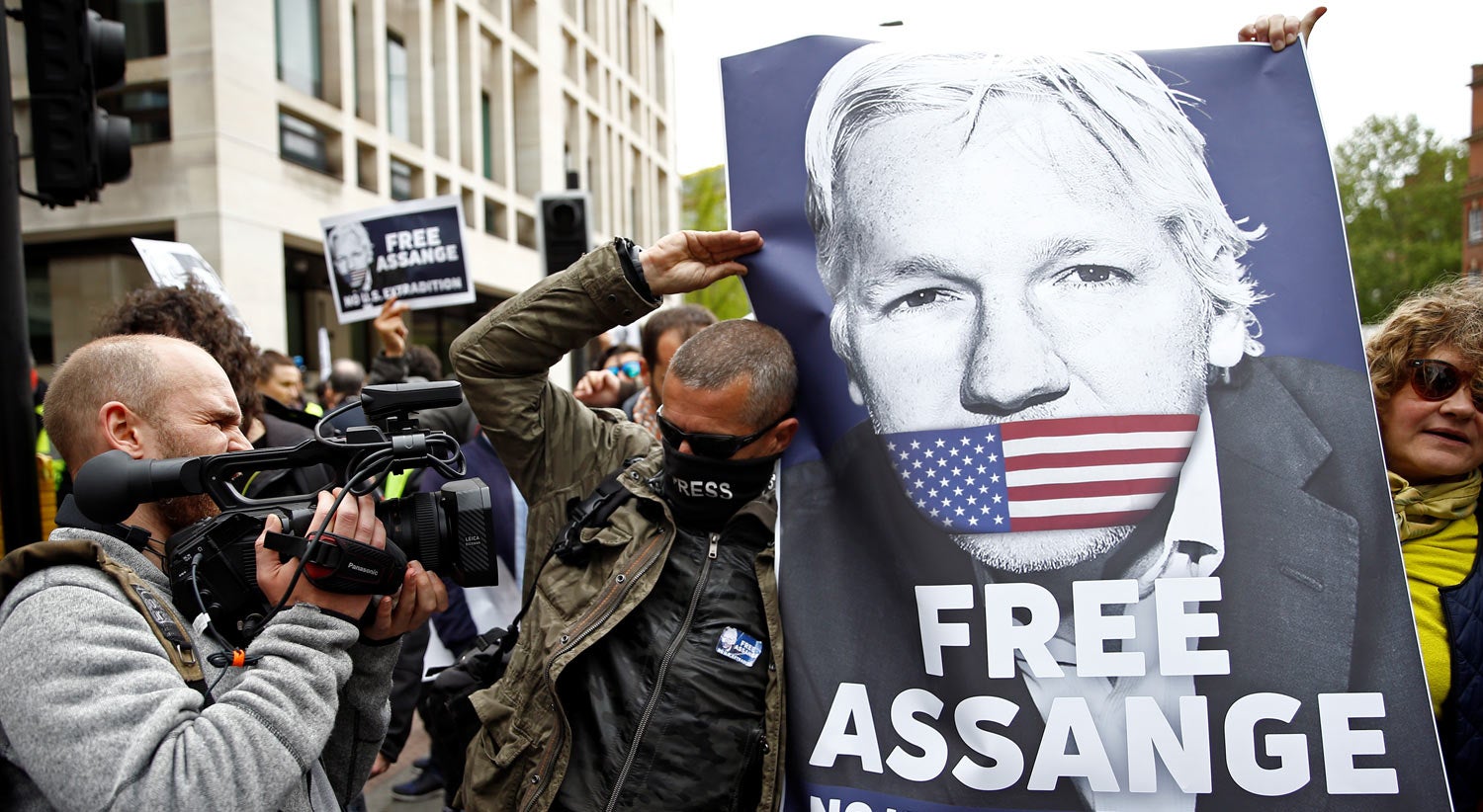 John Pilger e Roger Waters unidos em apoio a Julian Assange