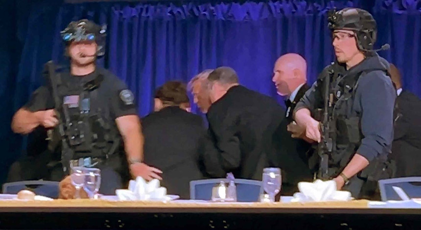 Imagem de Trump a salvo e suspeito detido após tiroteio no jantar dos correspondentes da Casa Branca