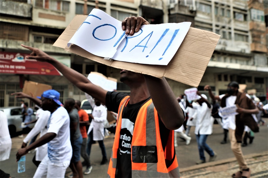 Os moçambicanos continuam a protestar nas ruas
