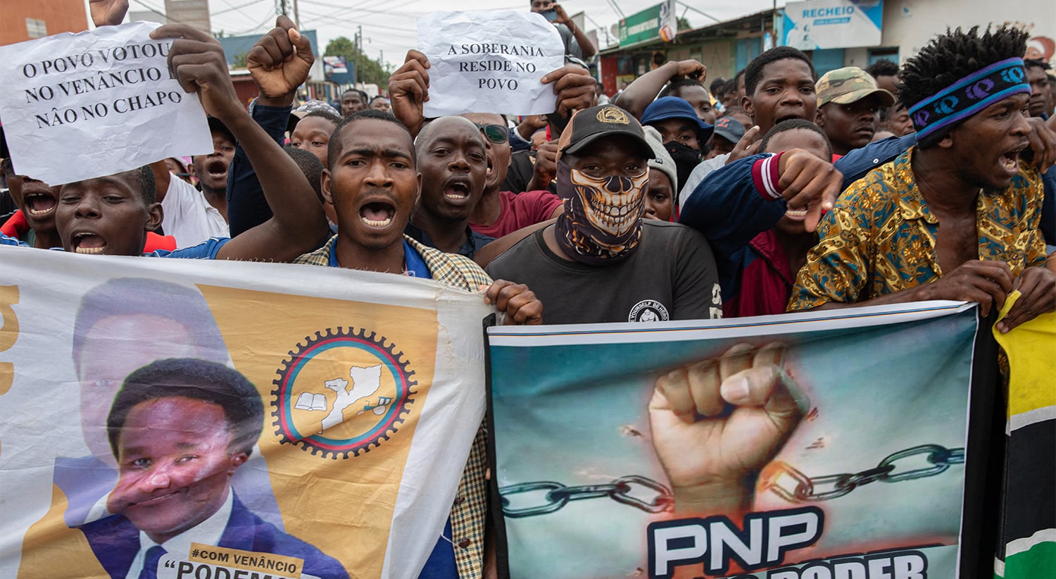  Maputo. Ap&oacute;s as elei&ccedil;&otilde;es que atribu&iacute;ram a vit&oacute;ria a Daniel Chapo da Frelimo, foram desencadeadas manifesta&ccedil;&otilde;es contra o novo Governo alegando fraude. Os protestos defenderam o candidato presidencial do Partido Otimista pelo Desenvolvimento de Mo&ccedil;ambique (PODEMOS) Venancio Mondlane | Alfredo  Zunica  - AFP 