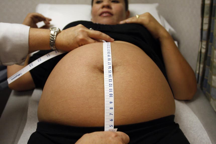 Uma mulher grávida examinada num serviço de cuidados maternos ambulatório, em 2009 nos Estados Unidos da América Foto: Reuters