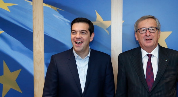Jean-Claude Juncker, presidente da Comissão Europeia, com Alexis Tsipras, primeiro-ministro grego
