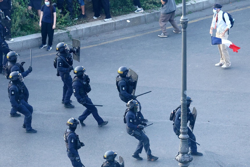 Imagem de Tensão nos protestos estudantis em França. Macron convoca reunião de emergência