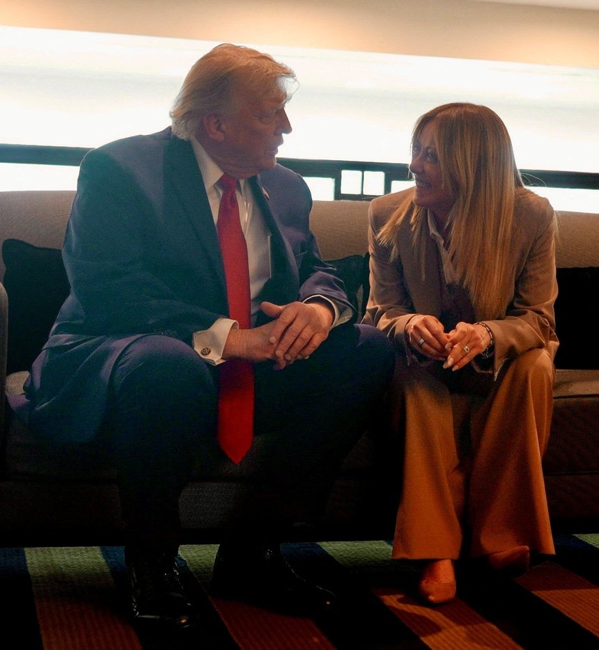 Imagem de Trump e Meloni de candeias às avessas, agora por causa de uma fotografia