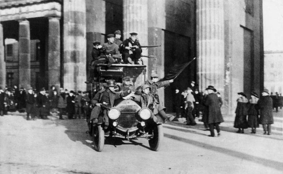  Tropas aderentes &agrave; revolu&ccedil;&atilde;o, festejam a queda da monarquia em 9 de Novembro de 1918, na Porta de Brandenburgo (Berlim). 
