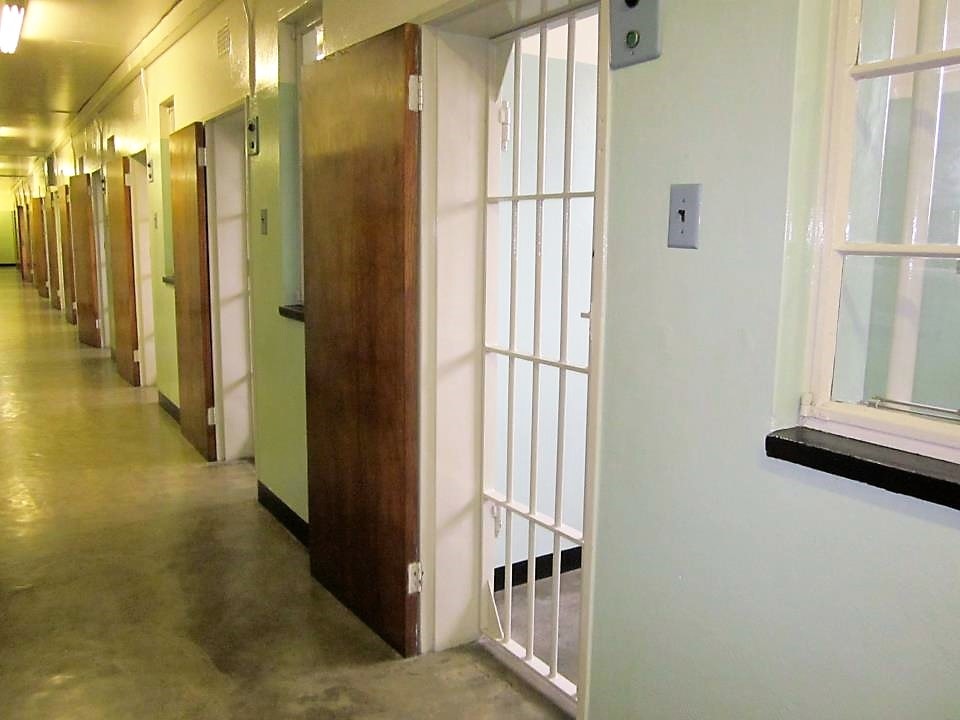  Corredor do sector B da Ilha-pris&atilde;o de Robben. No extremo direito a porta da cela de Nelson Mandela. /Foto: Ant&oacute;nio Mateus - RTP 