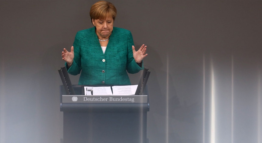 A chanceler Angela Merkel dirigiu-se esta manhã ao parlamento alemão
