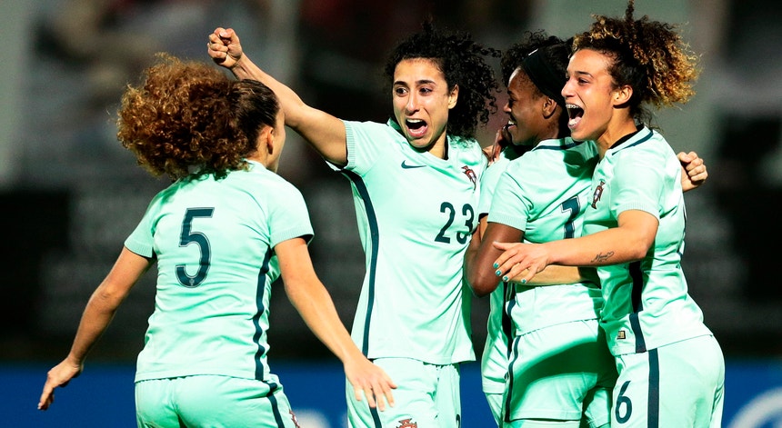 A seleção portuguesa festeja a vitória frente à Noruega
