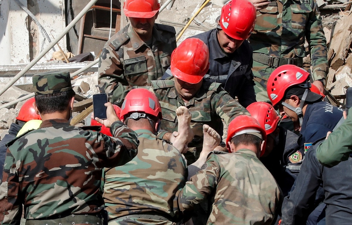  Cidade de Ganja, equipas de socorro resgatam v&iacute;tima de bombardeamento | Umit Bektas - Reuters 