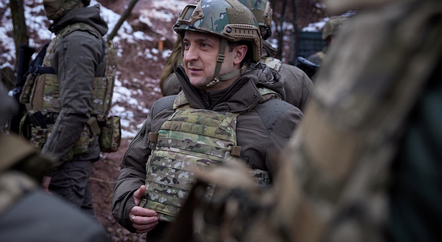O presidente ucraniano condecorou vários militares durante uma vista à linha da frente, na região de Donetsk
