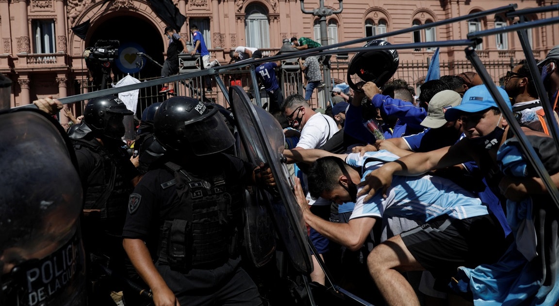  Confrontos  em frente da casa Rosada | Ricardo Moraes - Reuters  
