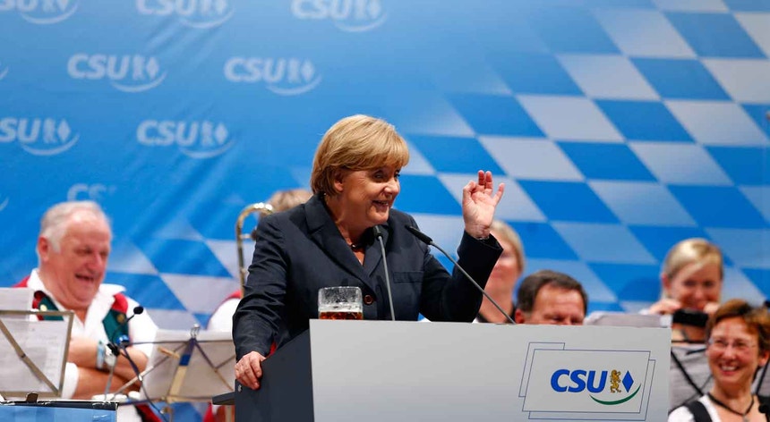 Outros tempos: se agora houver eleições, Merkel não voltará a achar-se numa tribuna da CSU

