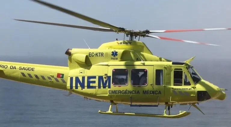 Imagem de Emergência médica. Helicóptero de Loulé está 