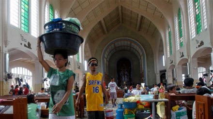 As igrejas tornaram-se locais de refúgio para milhares de sobreviventes do tufão Haiyan nas Filipinas (Reuters) As igrejas tornaram-se locais de refúgio para milhares de sobreviventes do tufão Haiyan nas Filipinas (Reuters)