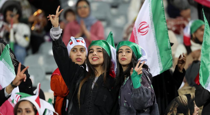 Irão permitiu a mulheres assistir a jogo internacional de futebol