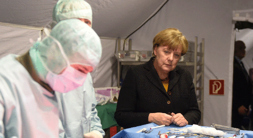A chanceler alemã Angela Merkel, assistindo a uma intervenção cirúrgica num hospital militar

