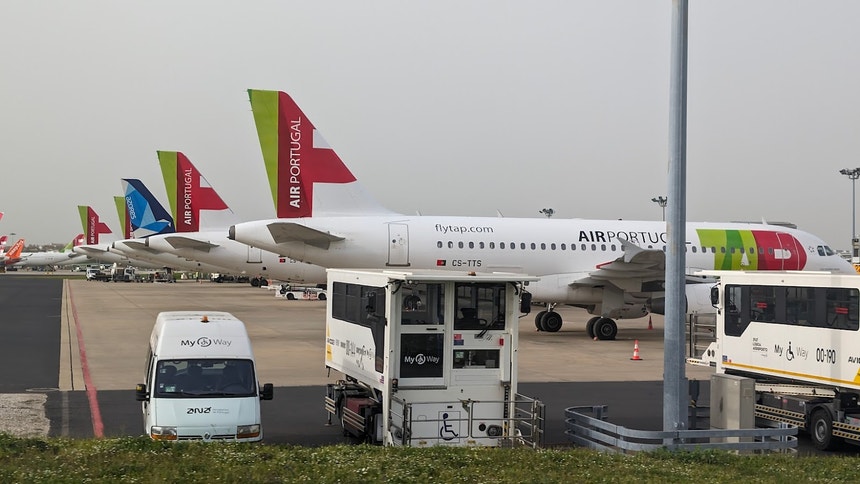 Imagem de Filas no aeroporto de Lisboa. Companhias aéreas falam num 