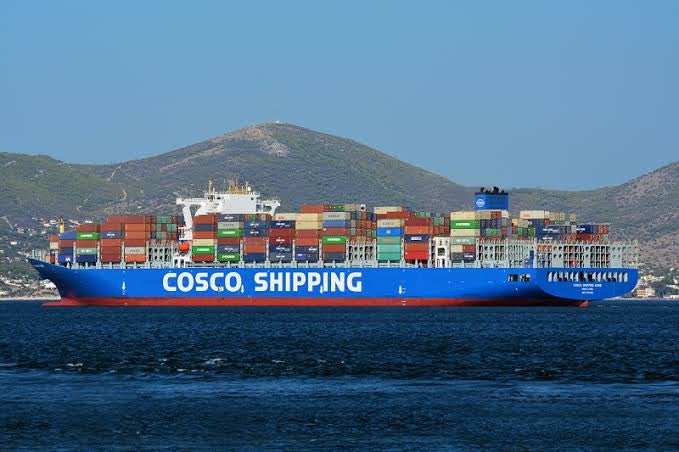 Dois navios da chinesa COSCO Shipping começam a atravessar estreito de Ormuz