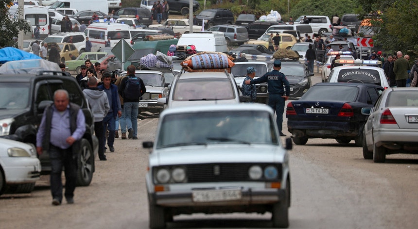 Refugiados de Nagorno-Karabakh chegam à cidade fronteiriça de Kornidzor, na Arménia, a 26 de setembro
