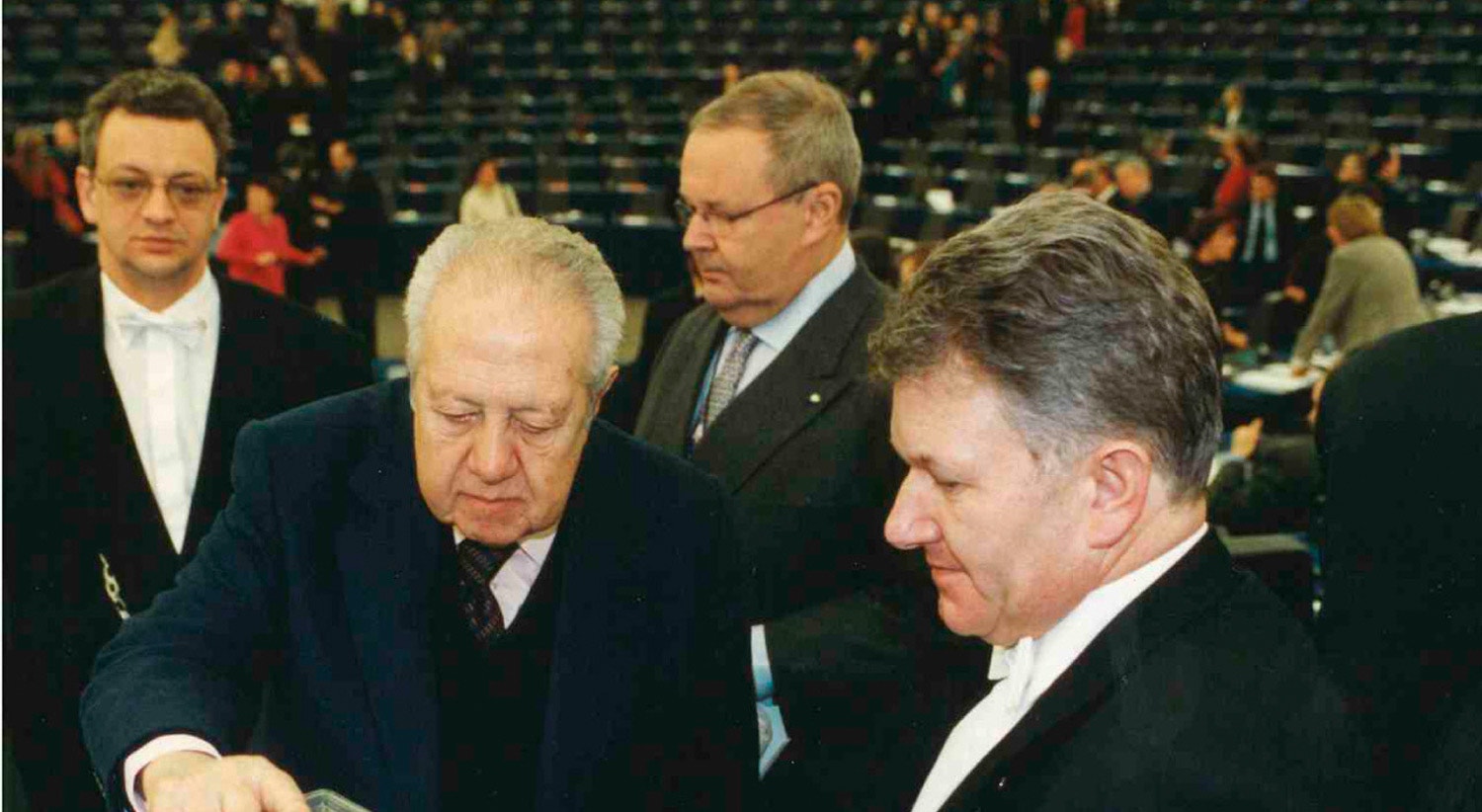  Carlos Cordeiro a acompanhar M&aacute;rio Soares na vota&ccedil;&atilde;o para a Presid&ecirc;ncia do Parlamento Europeu em 1999 / Fonte: Arquivo Pessoal  