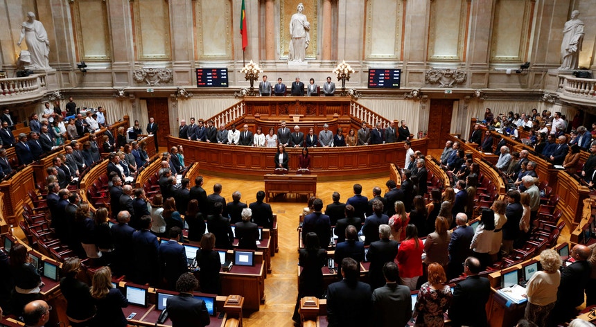 Os deputados à Assembleia da República cumpriram na quarta-feira um minuto de silêncio em homenagem às vítimas dos incêndios de domingo
