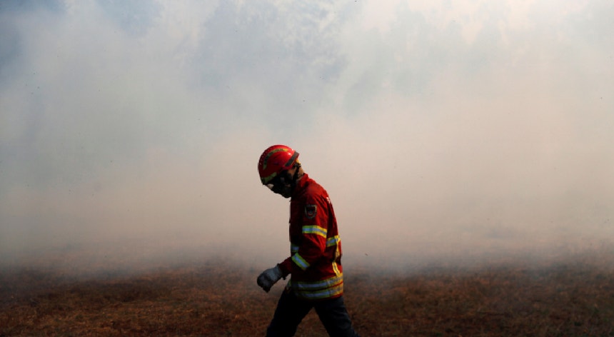 O interior do Norte e Centro de Portugal continental está hoje em risco máximo de incêndio.
