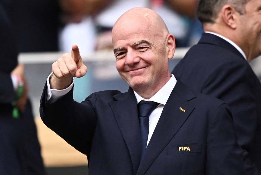 Infantino pede desculpa por erros, mas mantém presidência da FIFA