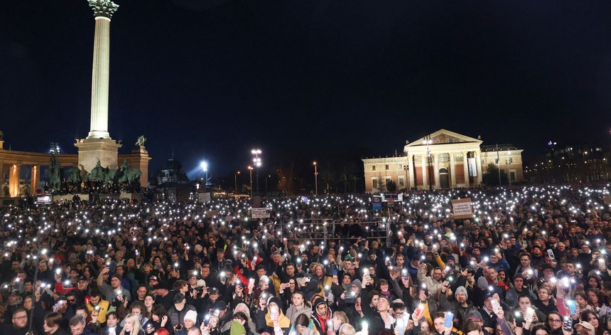 Milhares manifestaram-se em Budapeste contra o regime de Viktor Orbán e em defesa da "decência humana" dia 16 de fevereiro de 2024
