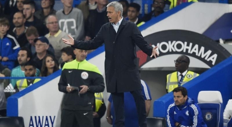 Mourinho reclama com decisão do árbitro 
