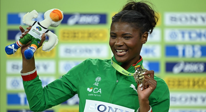 Imagem de Agate de Sousa campeã do salto em comprimento 18 anos depois de Naide Gomes