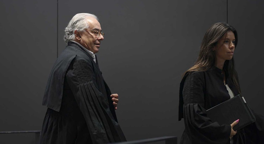 Francisco Teixeira Mota, advogado de Rui Pinto, na chegada ao Campus de Justiça, em Lisboa, para a leitura do acórdão do processo Football Leaks.
