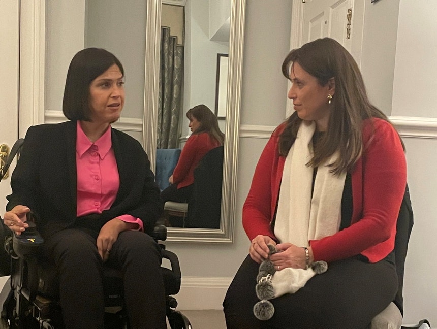 Tzipi Hotovely (à direita) é criticada pela defesa dos colonatos na Cisjordânia, entre outras políticas, e pelas afirmações de cariz ultra-conservador 
