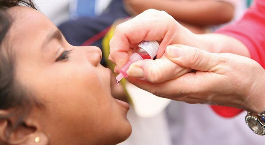 Criança a ser vacinada contra a poliomielite

