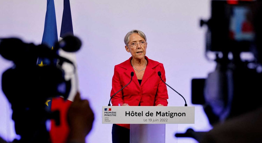 Le Premier ministre français a présenté sa démission, Macron ne l’a pas acceptée