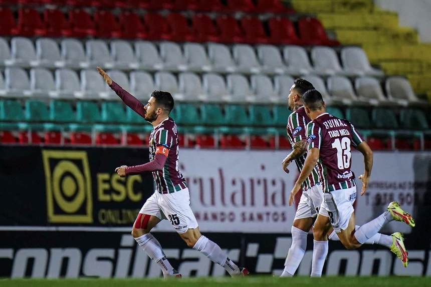 O capitão Sérgio Conceição festeja o golo que deu a vitória à equipa
