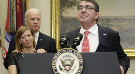 Vice.presidente joe Biden com as m&atilde;os nos ombros de Stephanie Carter, mulher de Ash Carter, enquanto este discursa ap&oacute;s tomar posse como secretario da Defesa dos EUA (foto Reuters)