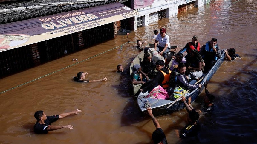 Brasil regista148 mortes nas inundações, Lula da Silva adia viagem ao Chile