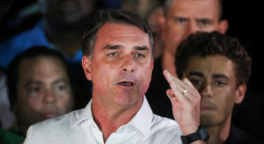 Imagem de Flávio Bolsonaro justifica fuga do Brasil com "perseguição" e diz que vitória de Lula é "matematicamente impossível"