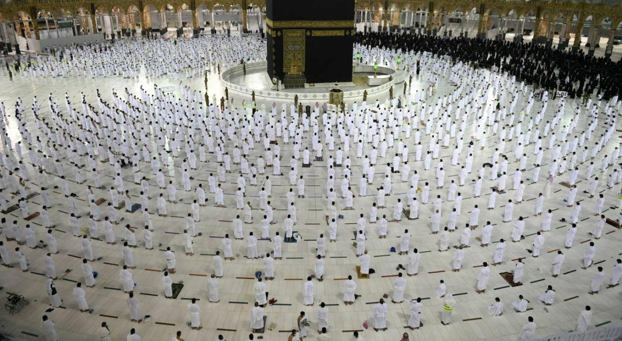  Ar&aacute;bia Saudita. 27&ordf; noite do Ramad&atilde;o na Grande Mesquita, na cidade de Meca. Ora&ccedil;&atilde;o cumprindo a dist&acirc;ncia social | Ag&ecirc;ncia de Imprensa Saudita - Reuters    