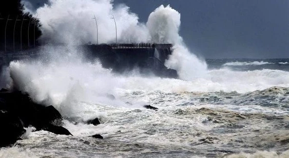 Todos os distritos costeiros sob aviso laranja devido à agitação marítima