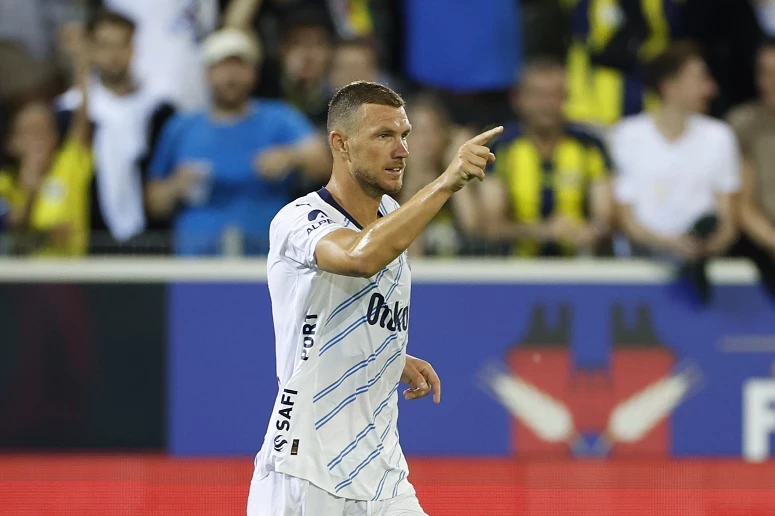 Dzeko foi a estrela maior do Fenerbahçe
