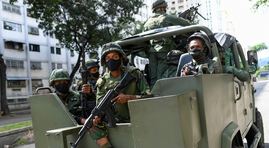 A circulação noturna de viaturas oficiais militares foi proibida na Venezuela
