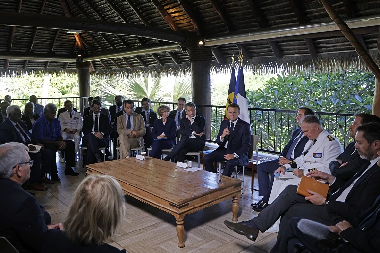 Macron reuniu com autoridades locais e empresários
