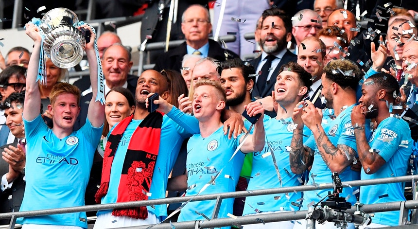Manchester City junta a taça ao campeonato
