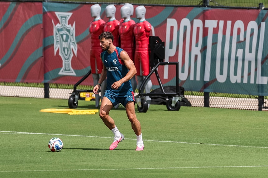 Imagem de Rúben Dias ainda à parte na véspera da estreia de Portugal