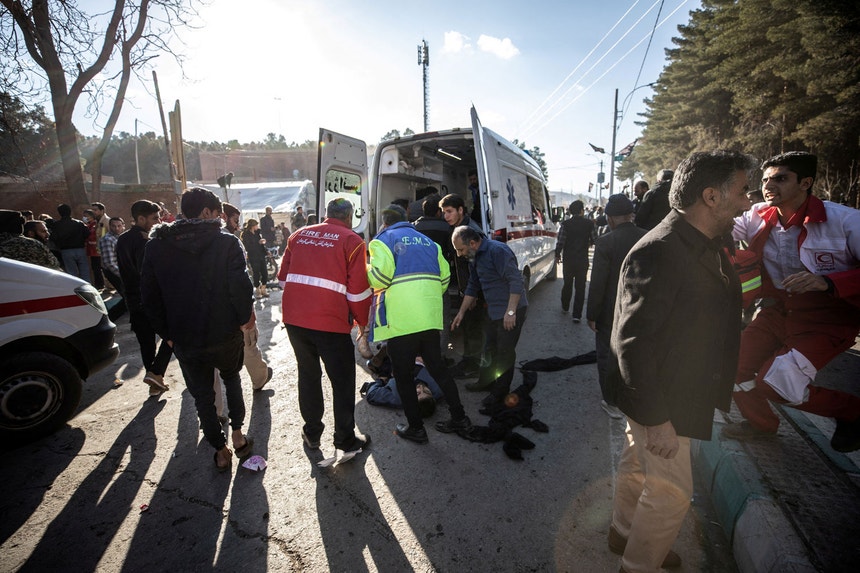 Socorro de emergência após duas explosões terem provocado mais de 100 mortos em Kerman, sul do Irão.
