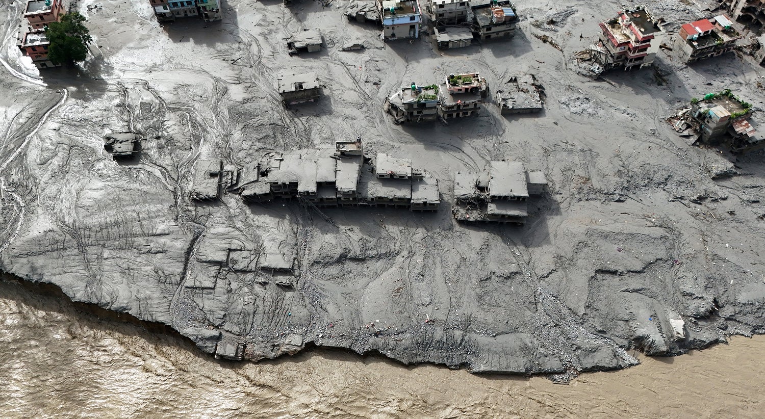Nepal. Lago em zona inundada amea�a transbordar