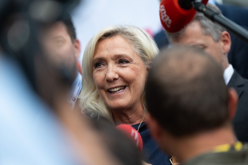 Condenada por desvio de fundos. Le Pen lidera sondagens para Presidenciais em França